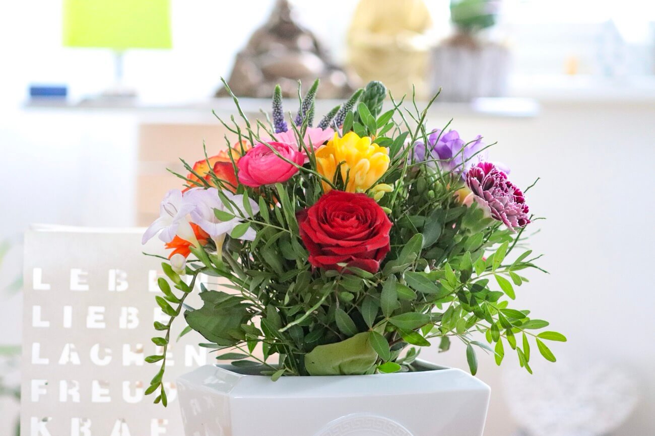 Ein schöner, bunter Blumenstrauss vor hellem Hintergrund.