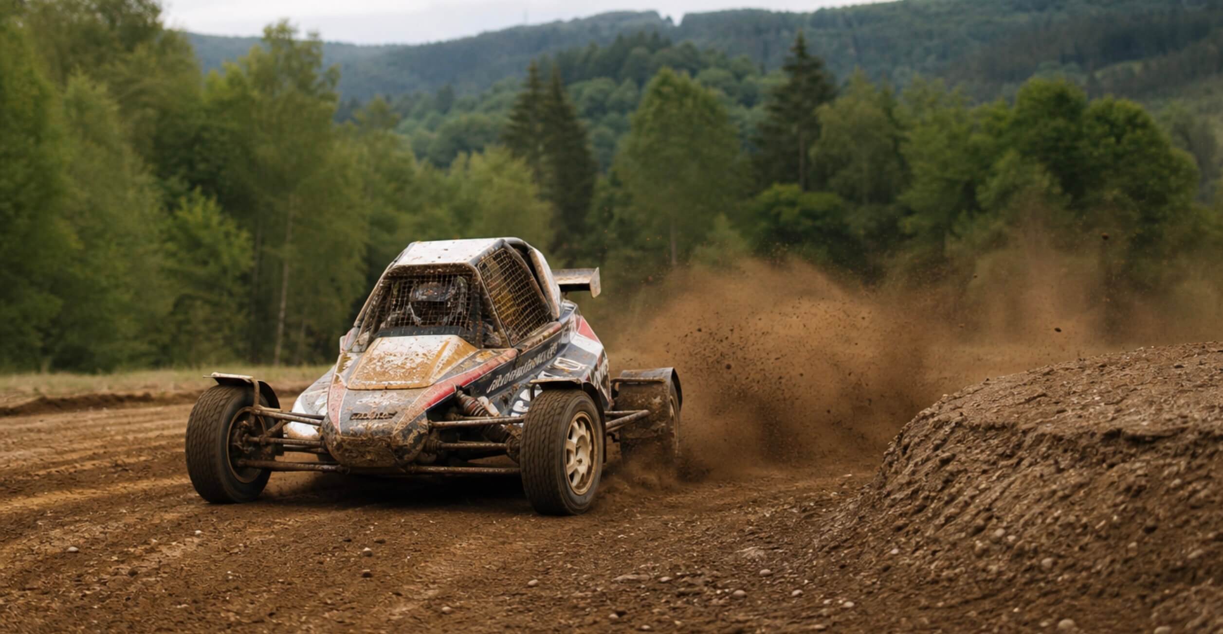 Ein Autocross auto fährt in einer Sauerländer Umgebung