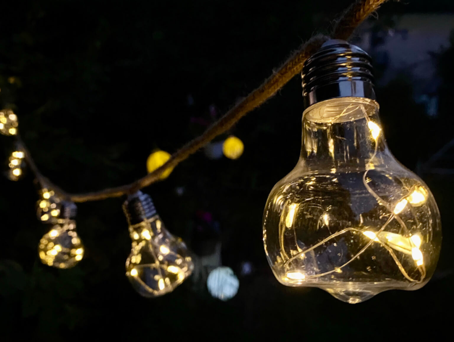 Nahaufnahme einer leuchtenden Lichterkette