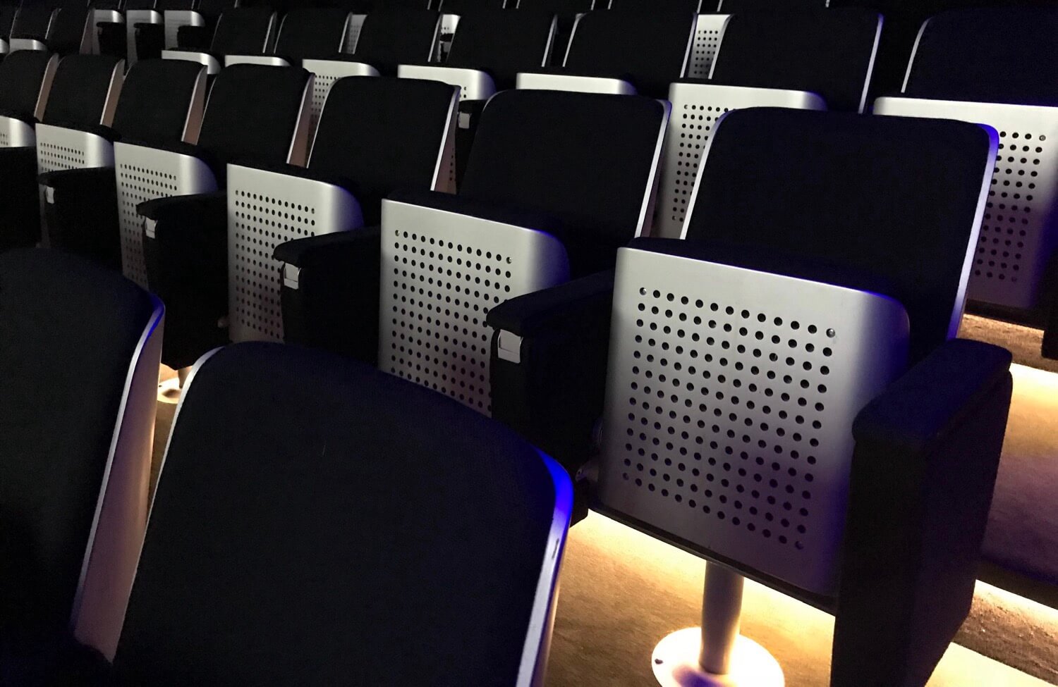 Leere Kino Stühle in einem Kinosaal