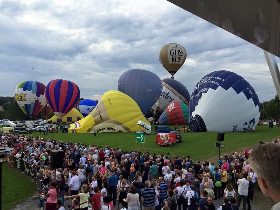 heissluftballons-werden-zur-ballonfahrt-vorbereitet