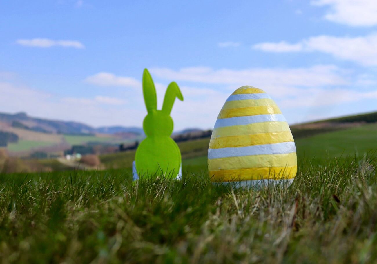 Landschaftsbild vom Sauerland, im Mittelpunkt ist ein Osterhase und ein Ei