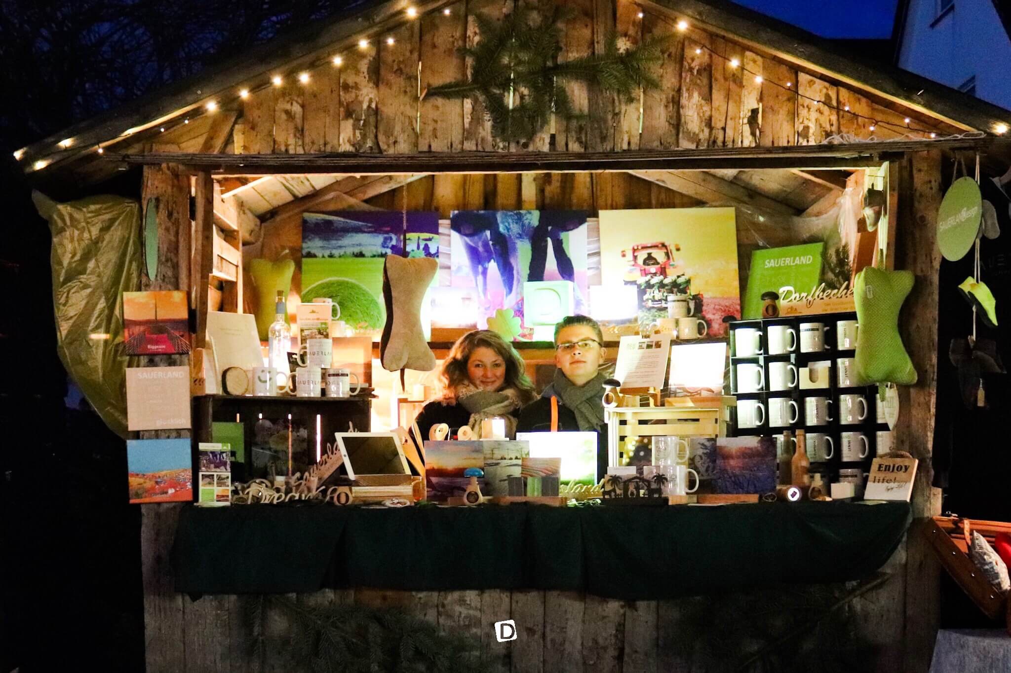 Ansprechender Verkaufsstand von SAUERLANDesign mit Hütte, Produkten und Verkaufsteam