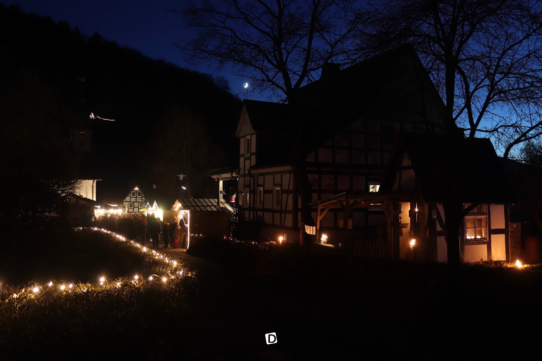 Abendliche Aufnahme des Niedersorpener Adventsmarktes 