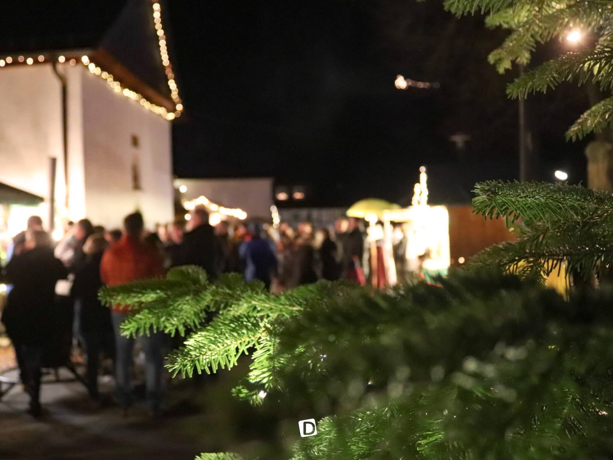 Blick in die weihnachtliche Dorfmitte von Niedersorpe