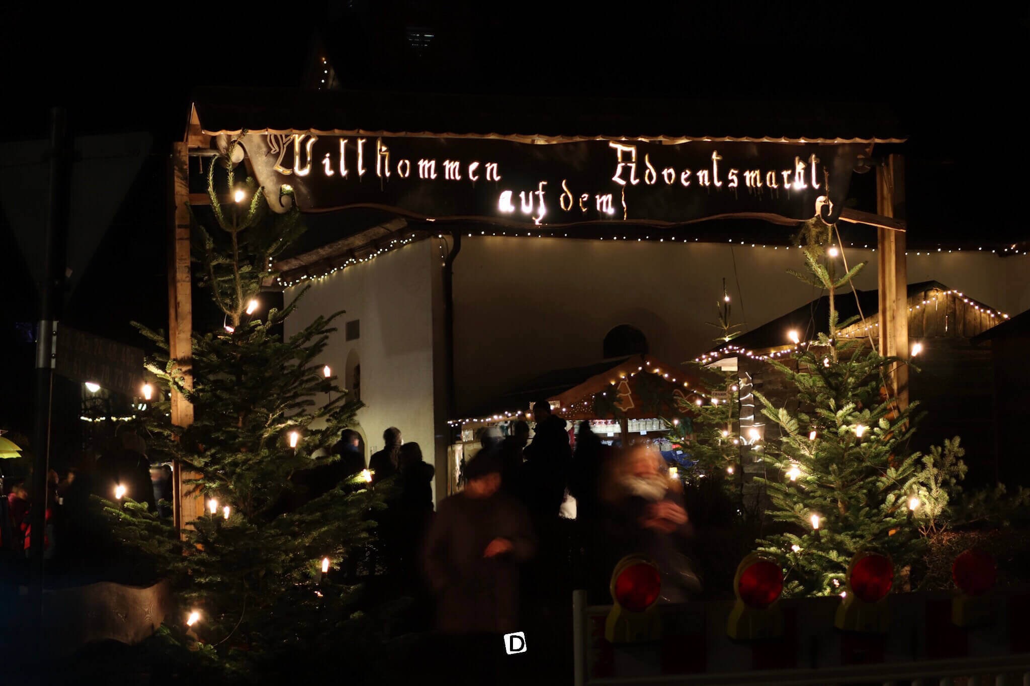Eingangsbereich des Adventsmarkt in Niedersorpe am Abend