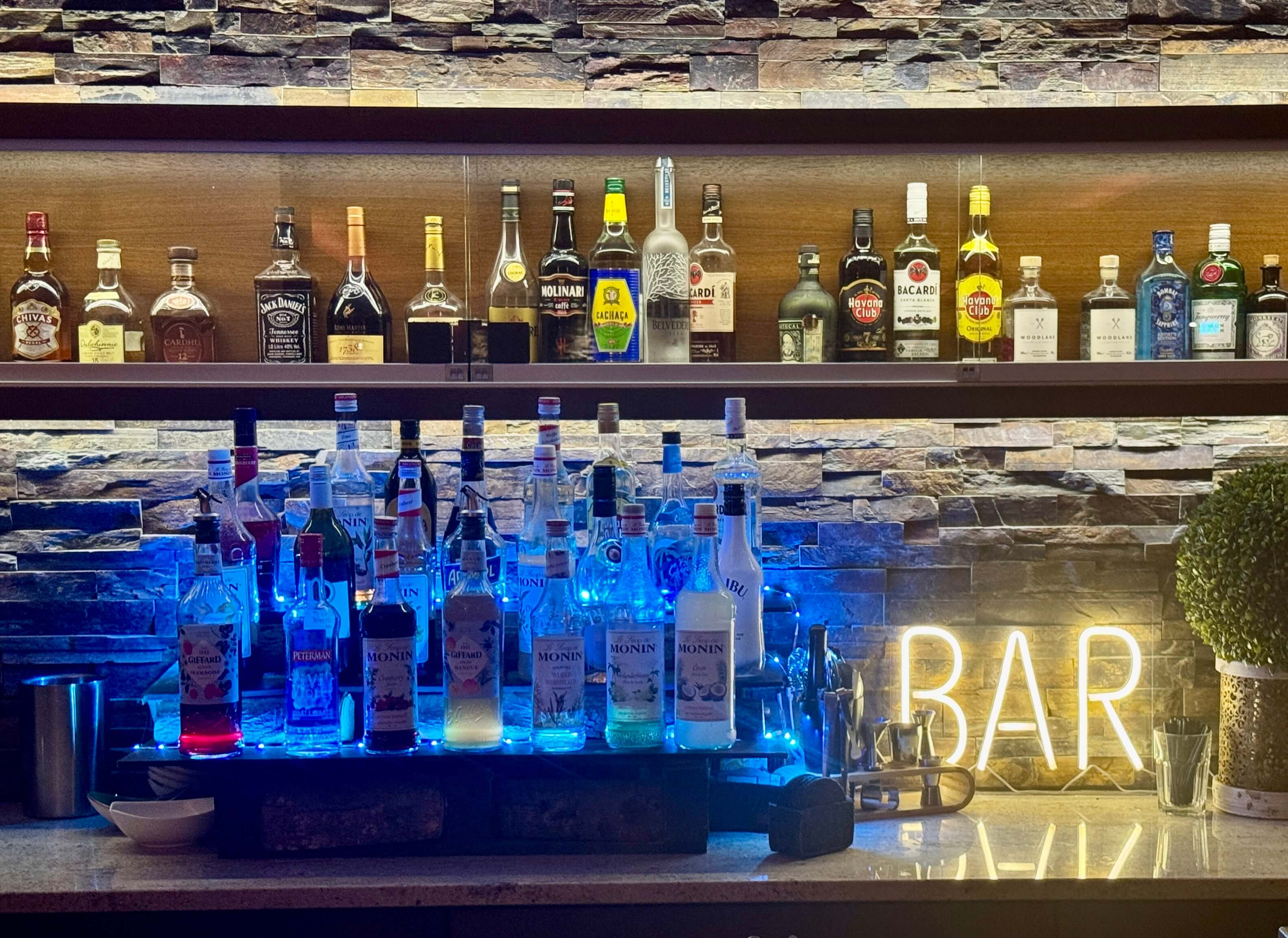Einladender Bar-Hintergrund mit Flaschen und LED-Schild