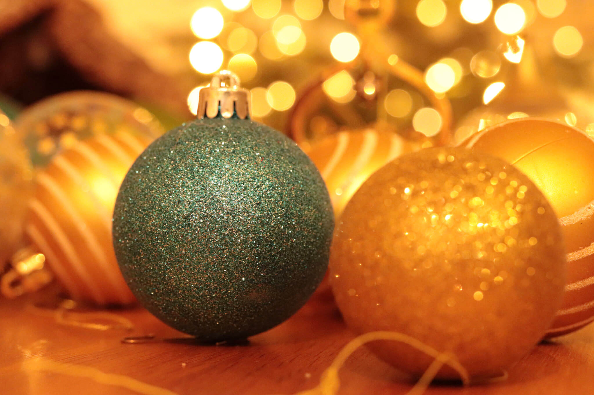 Eine Nahaufnahme von mehreren Weihnachtskugeln in gemütlicher Atmosphäre 