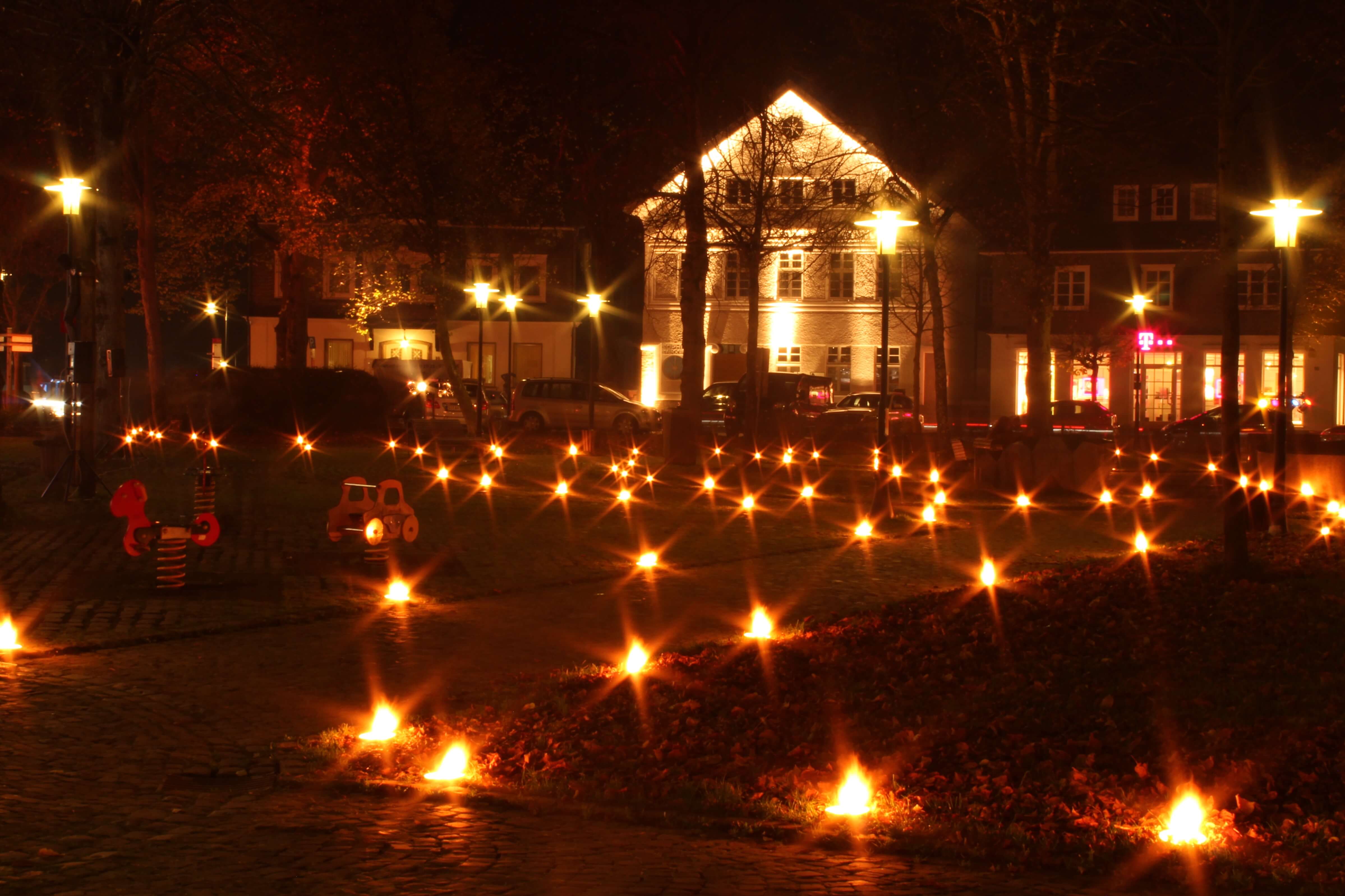 Der Schmallenberger Schützenplatz bei Nacht welcher durch viele Kerzen ausgeleuchtet wird beim Candle light Shopping in Schmallenberg
