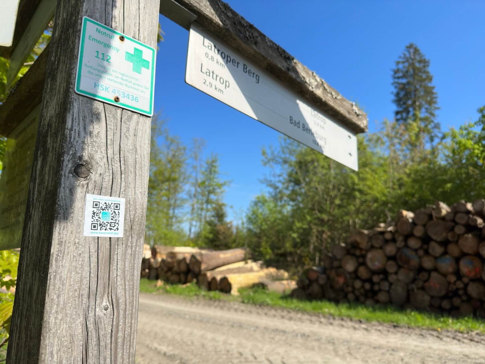 Wegweiserschild nach Latrop