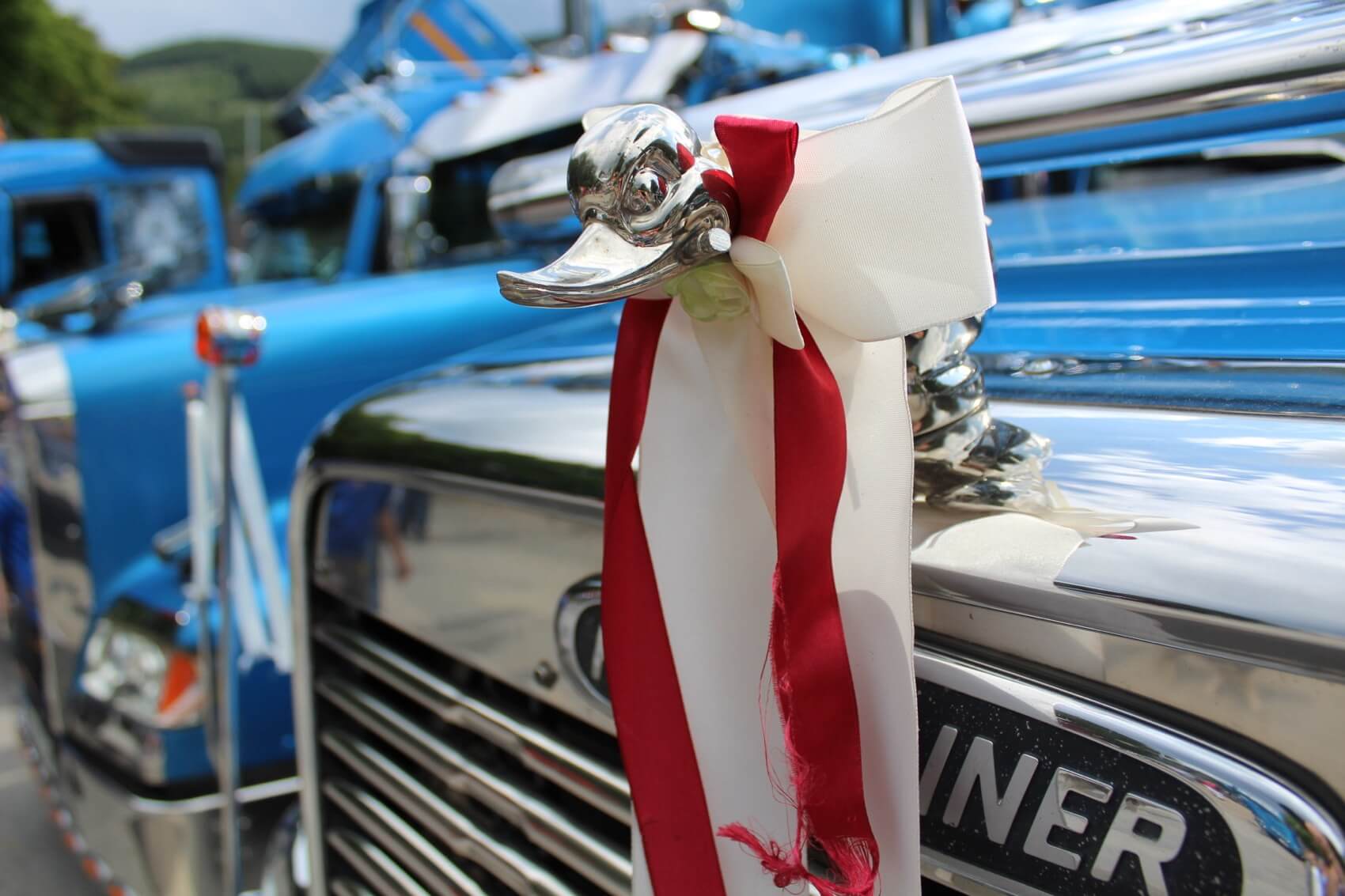 Abschnitt eines Kühlergrills eines amerikanischen Trucks