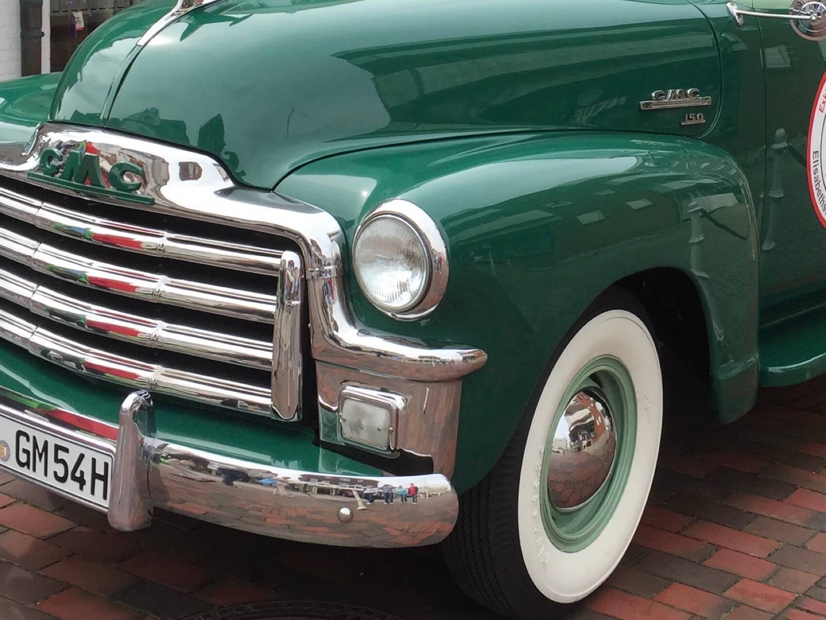 Bildausschnitt eines grünen Oldtimers der Marke CMC   