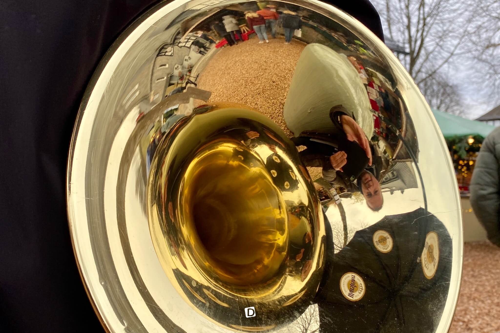 Fotoausschnitt eines Blasinstruments beim Adventsmarkt Niedersorpe