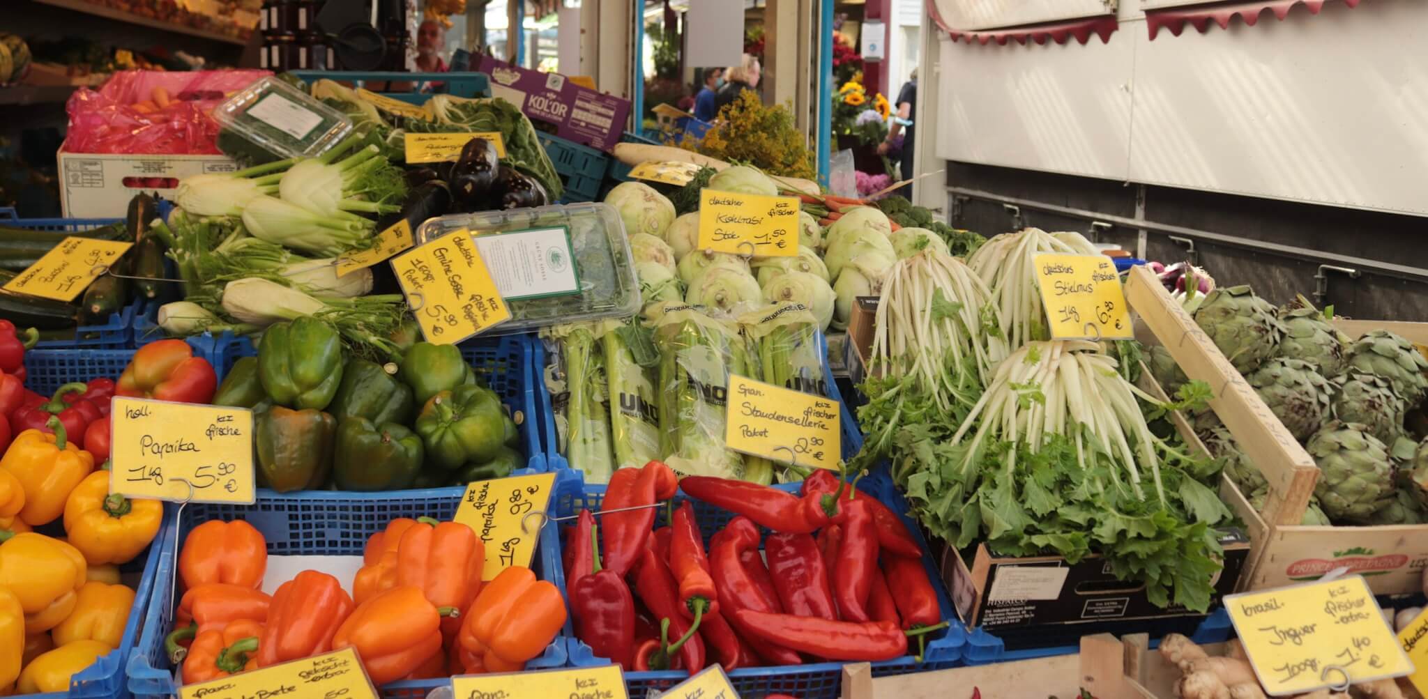 Frisches Gemüse welches an einem Marktstand präsentiert wird