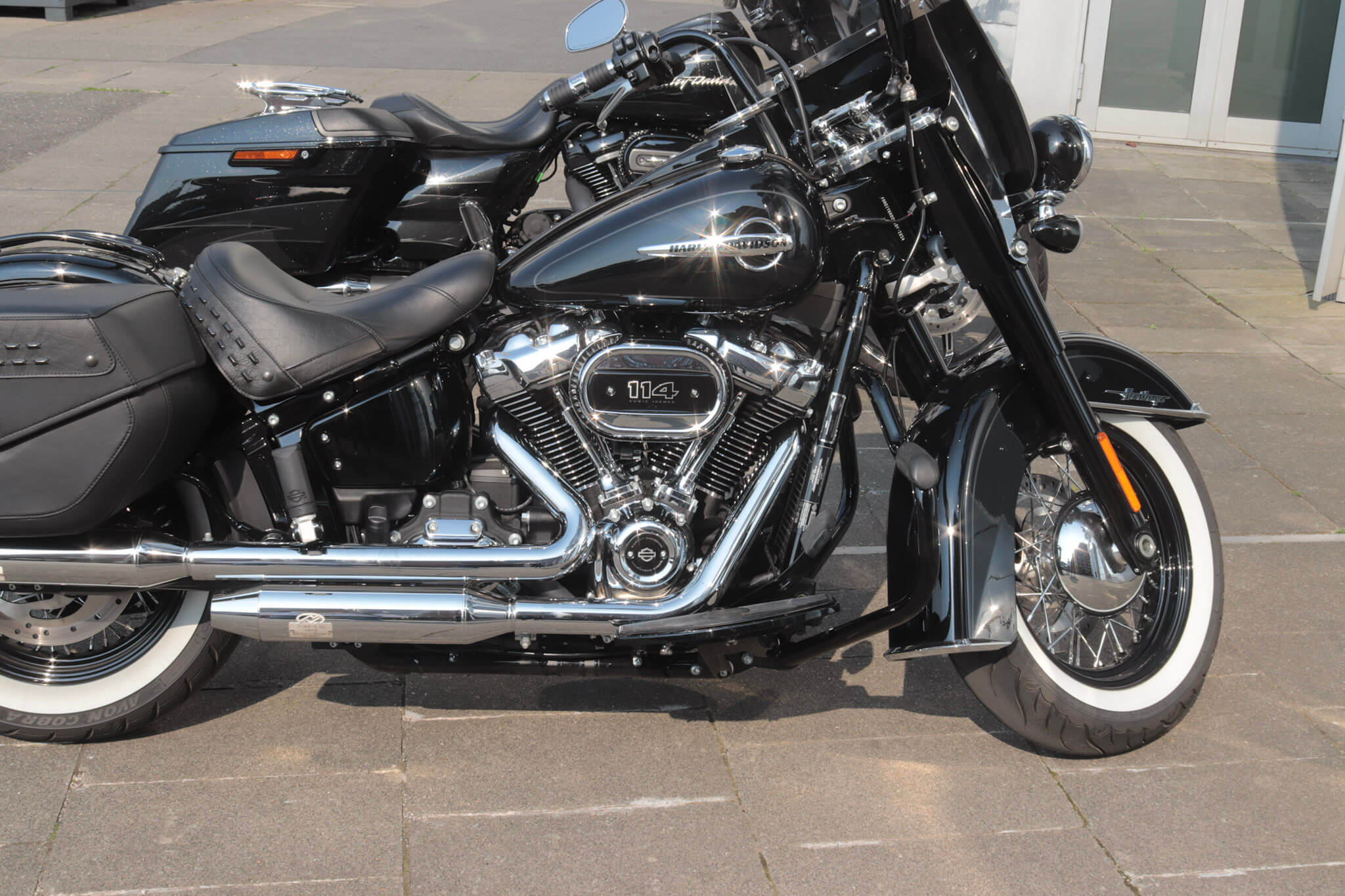 Zwei schön hintereinanderstehende Motorräder