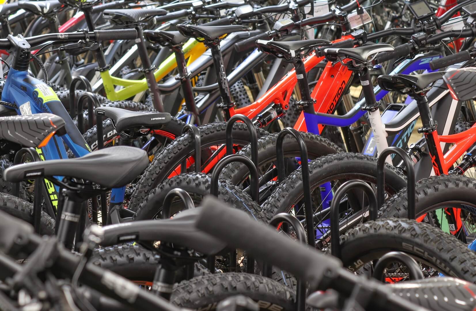 Viele eng zusammenstehende Mountainbikes