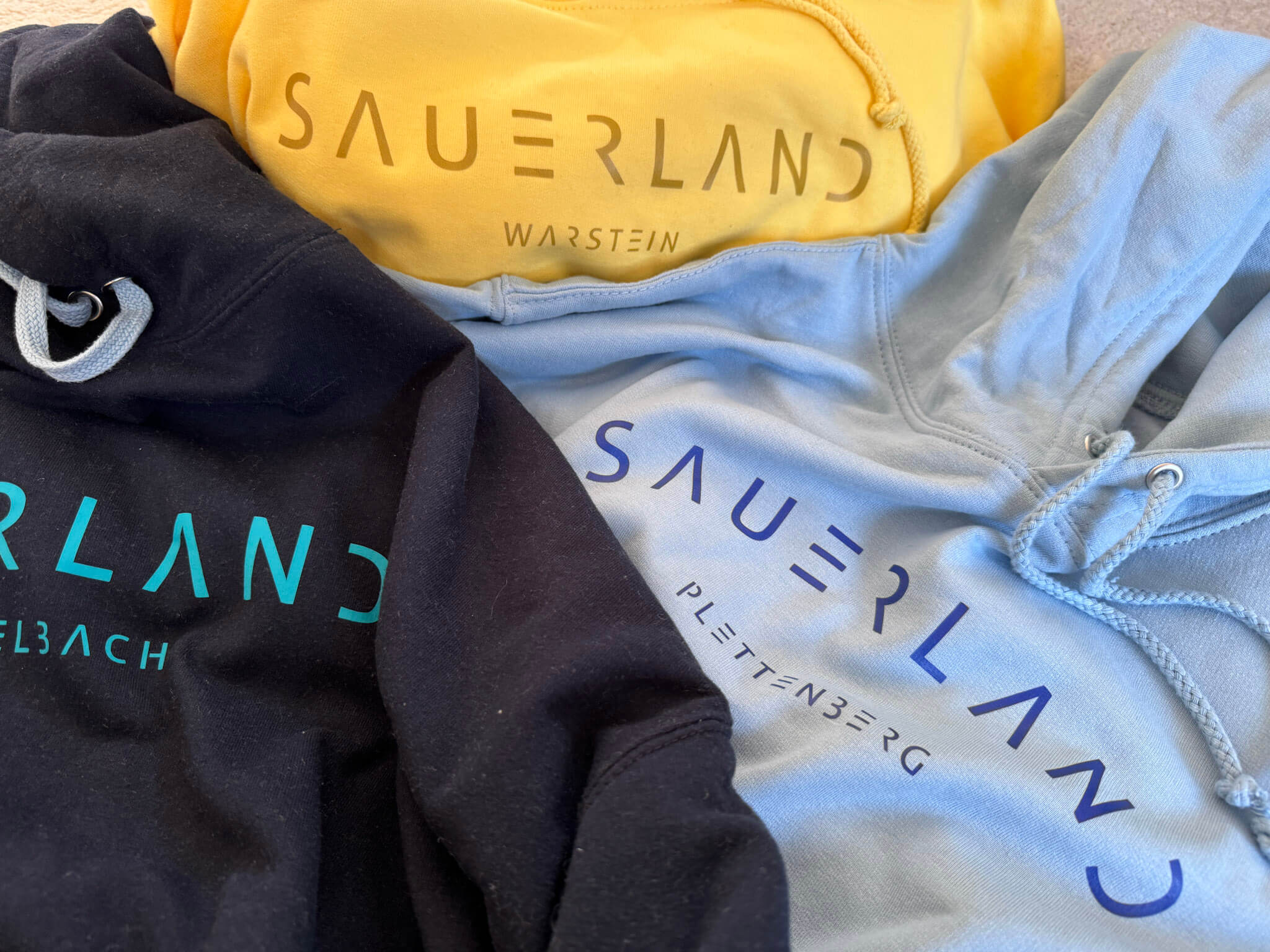 Nahaufnahme von Sauerland Hoodies in 3 schönen Farben