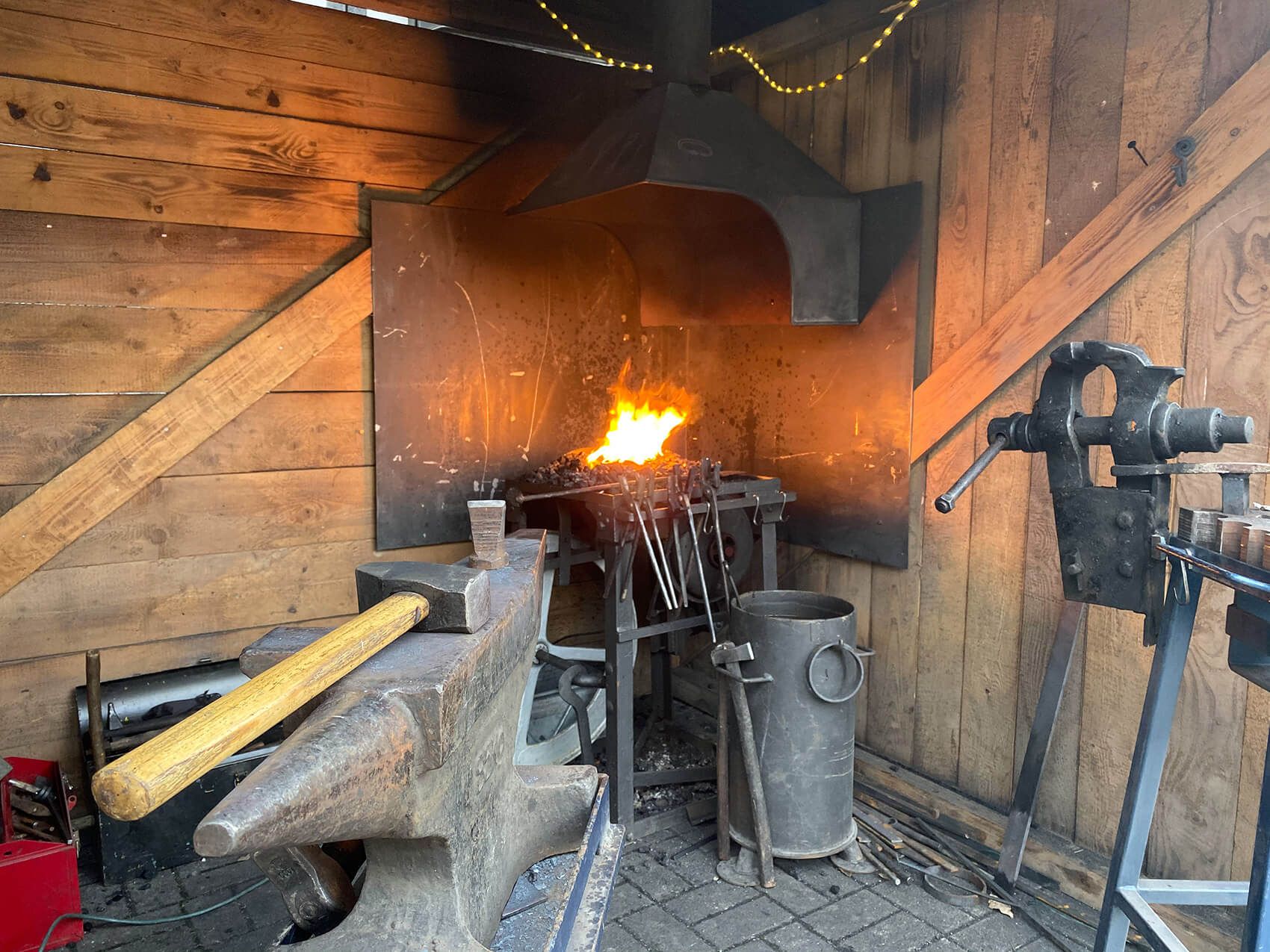 Alte Schmiedewerkstatt mit Feuer