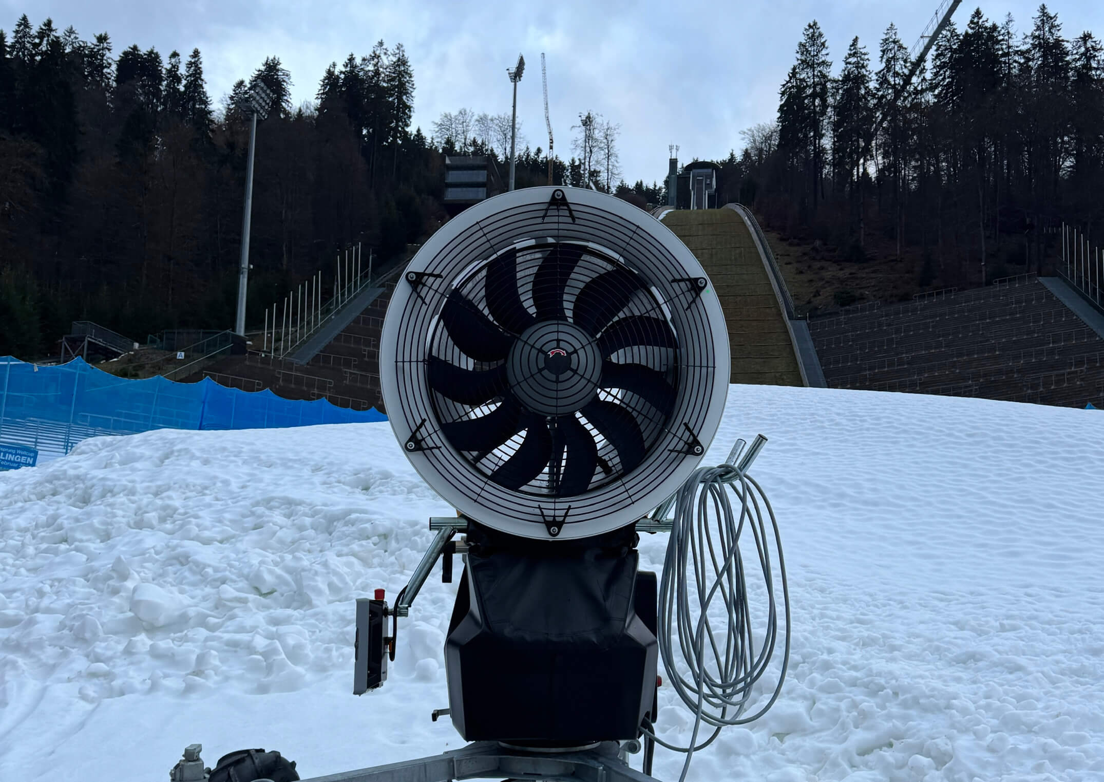 Eine Schneekanone steht vor der Mühlenkopf Schanze in Willingen, es liegt etwas Schnee
