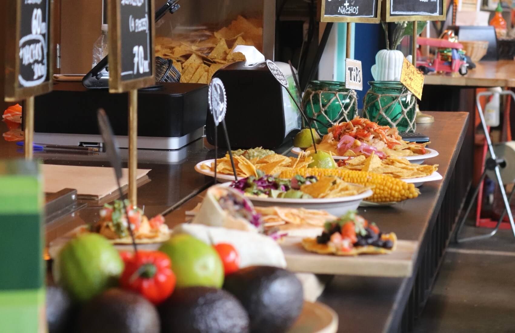 Streetfoodstand mit einer Auswahl verschiedener Speisen