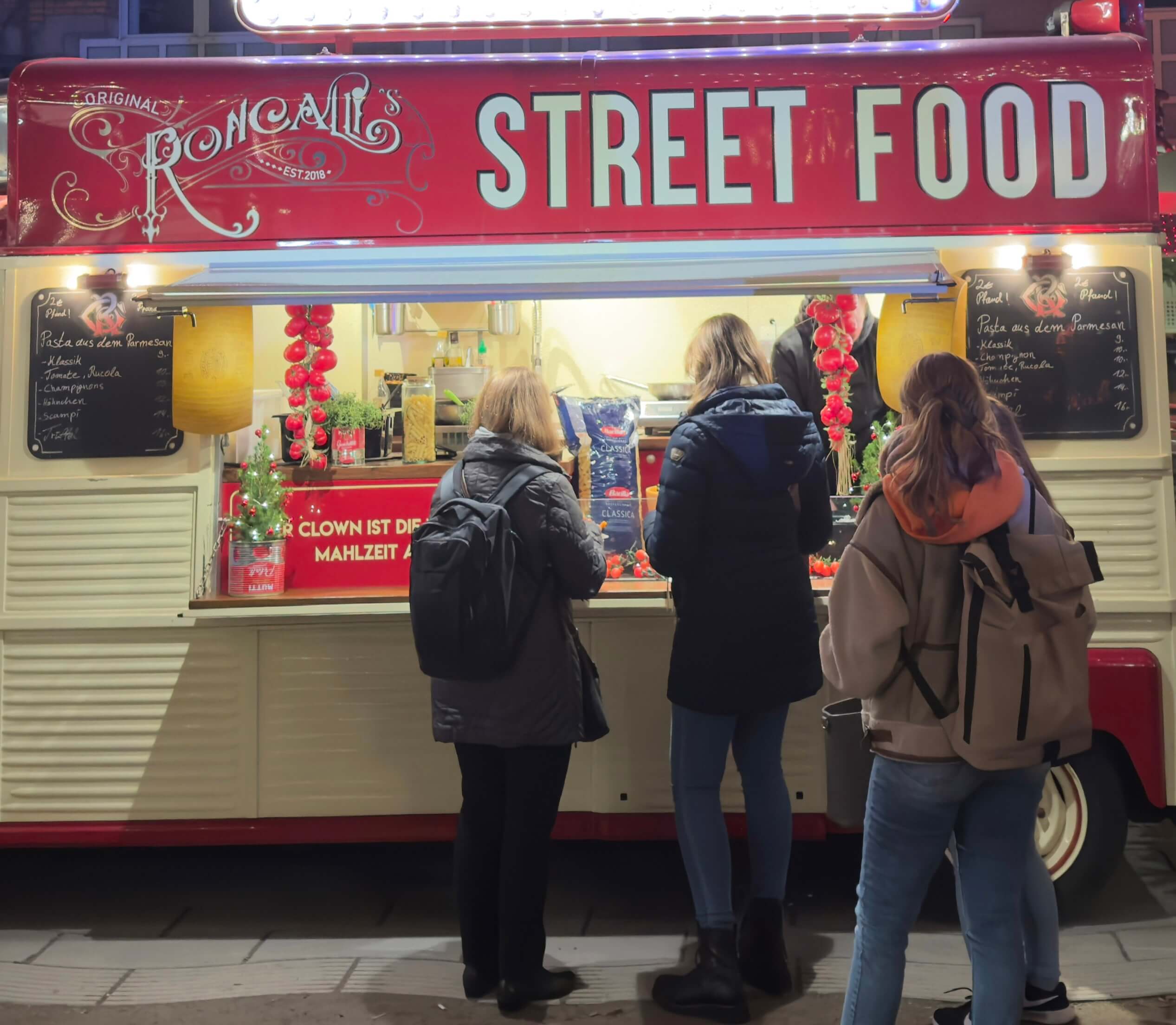 Ein Streetfood-Truck verteilt essen an Kunden