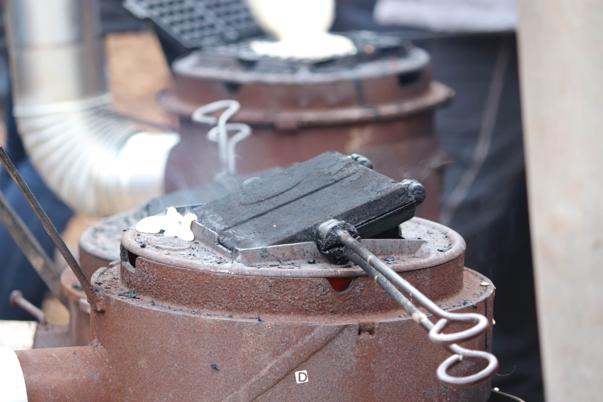 Rustikales Waffelbacken beim Adventsmarkt Niedersorpe