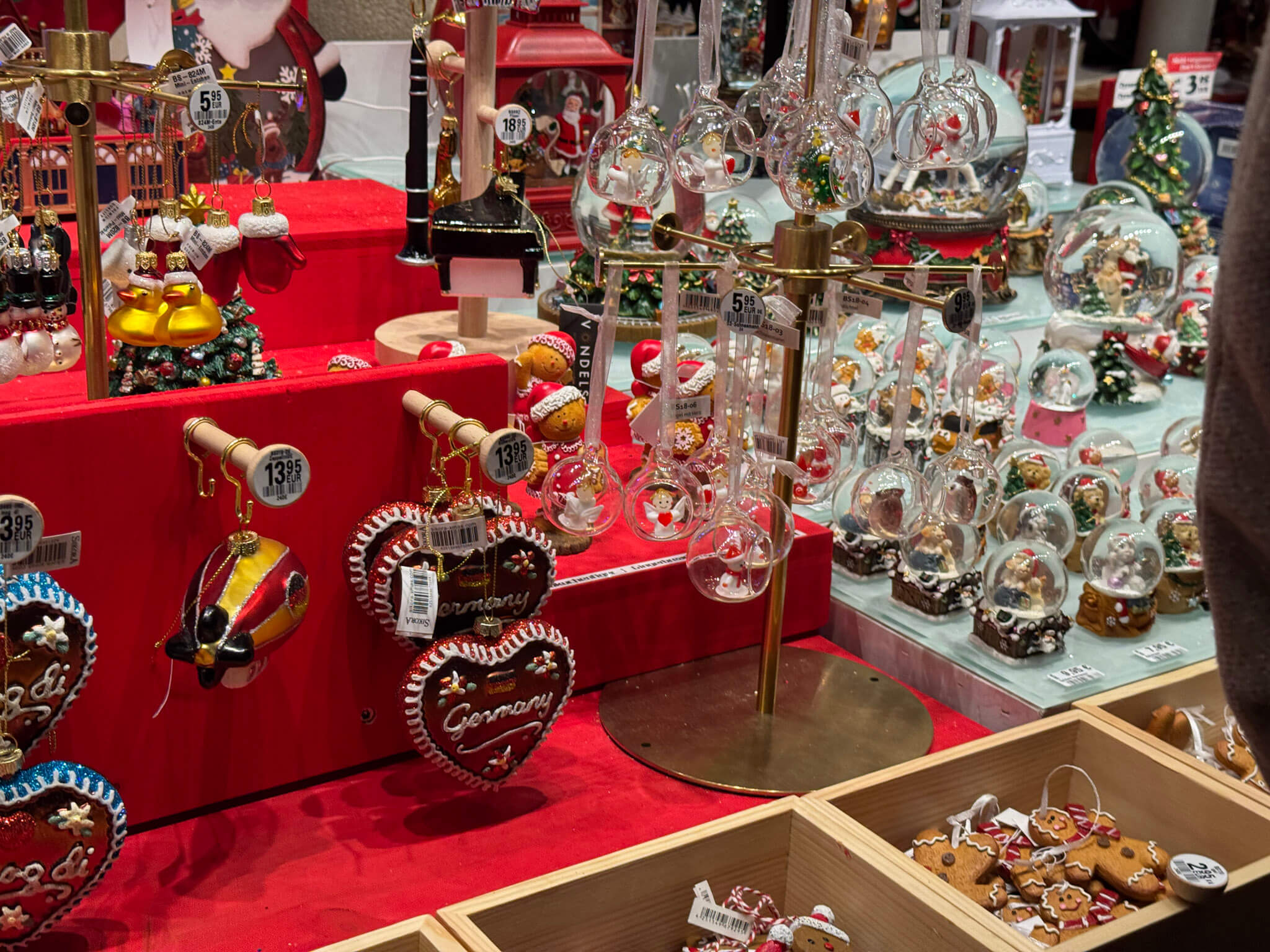 Ein Stand auf einem Weihnahctsmarkt zeigt sein Sortiment von schönen Kleinigkeiten für Weihnachten