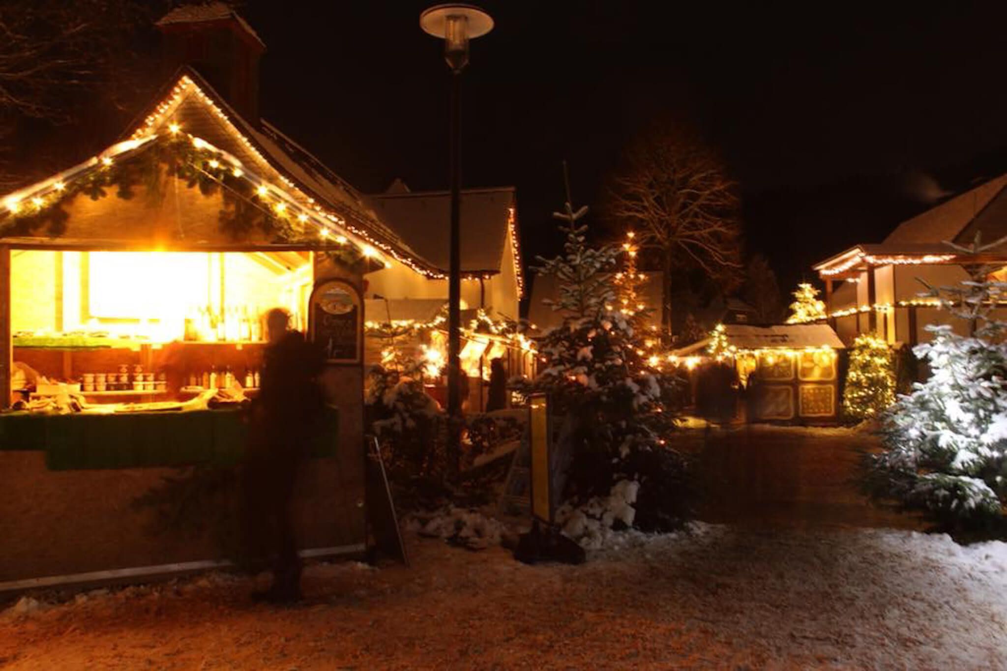 Verschneite und beleuchtete Weihnachtsmarktbuden