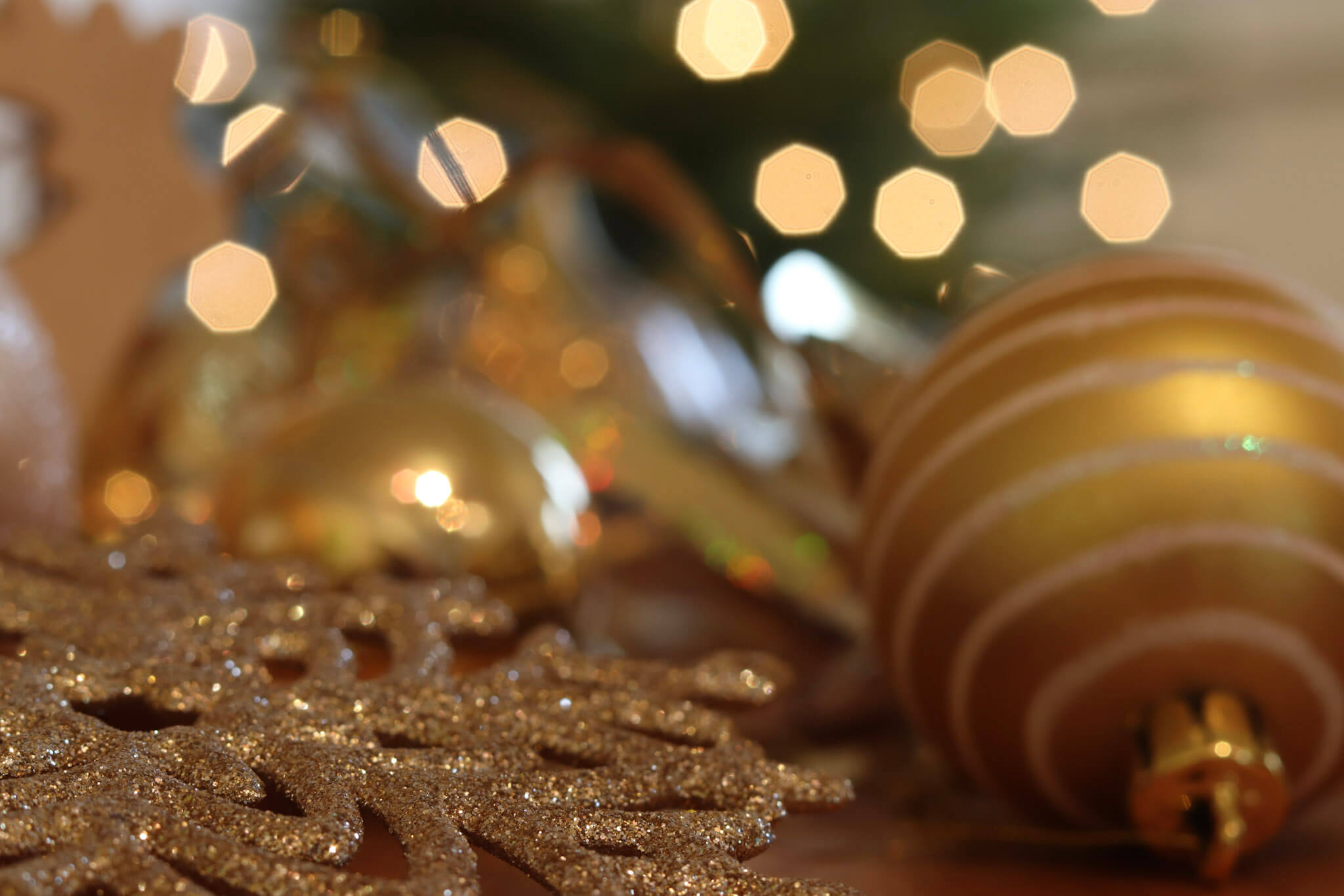 Schön angerichtete Weihnachtliche Dekoration vor einem warmen unscharfen Hintergrund