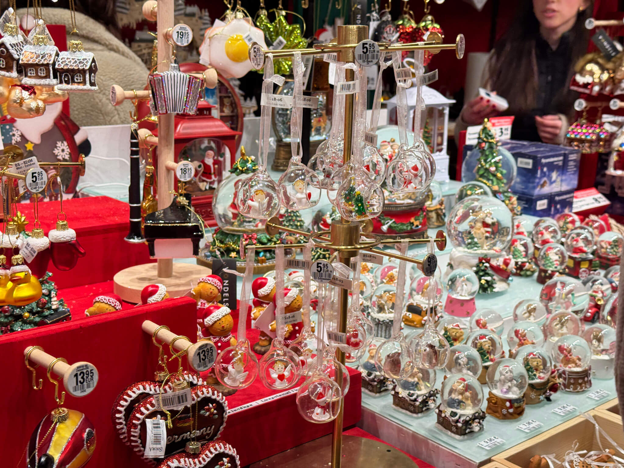 Schöne weihnachtliche Dekoration in einer Weihnachtsmarkt Bude
