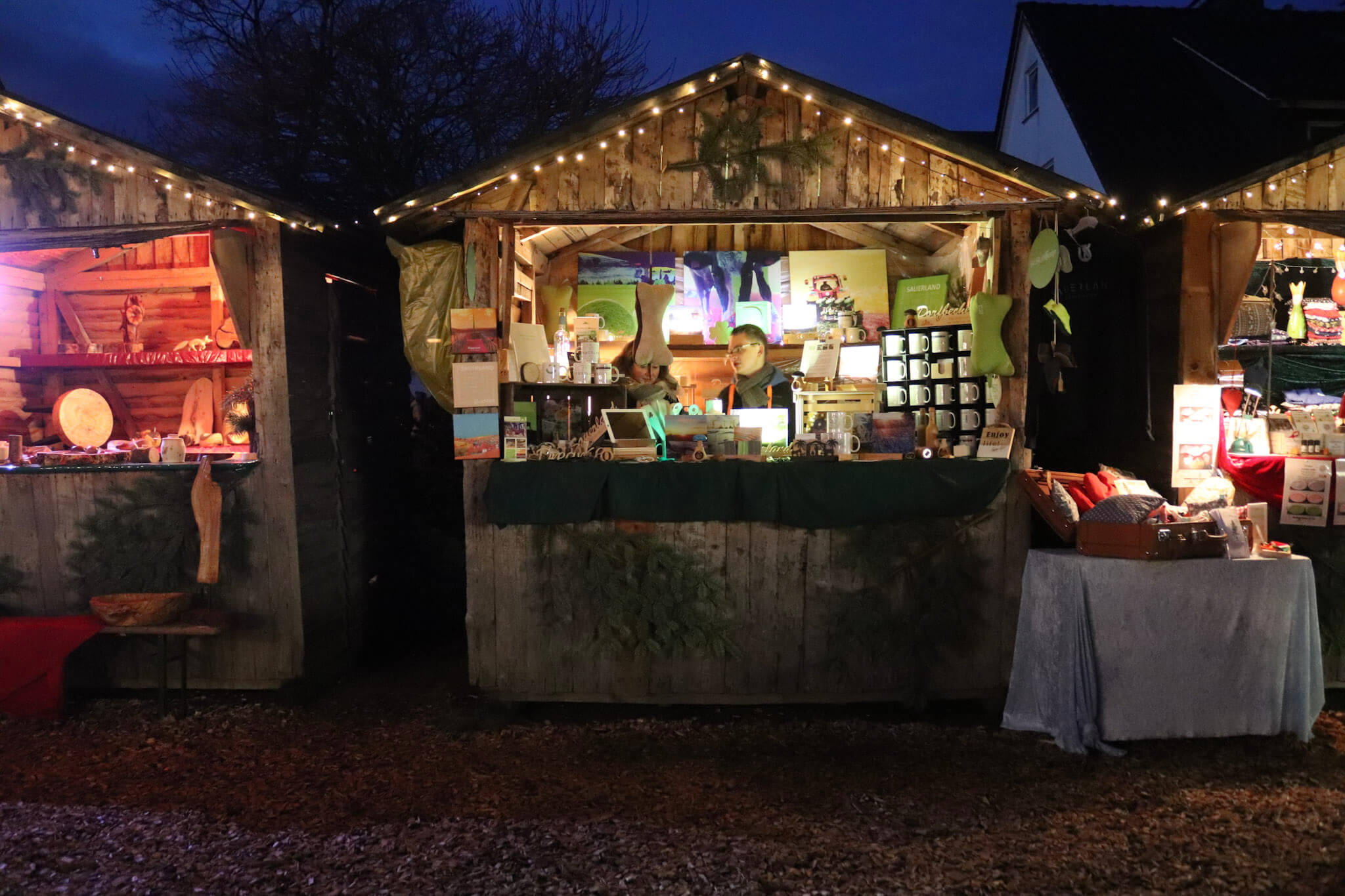 Eine schön geschmückte Hütte auf einem Weihnachtsmarkt präsentiert ihr Angebot