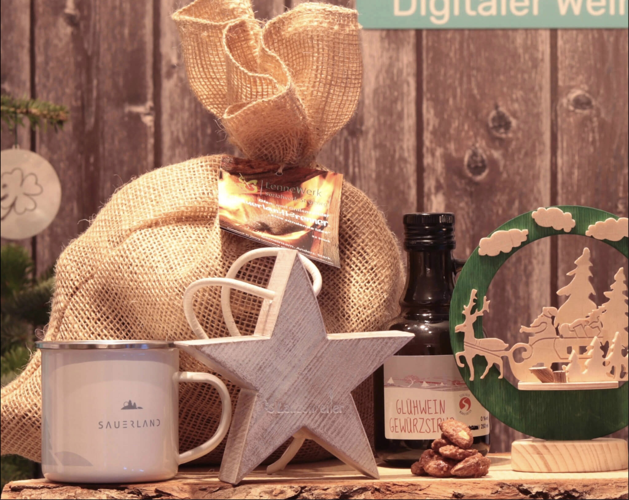 Produkte welche in schöner Atmosphäre von einem Weihnachtsmarktstand angeboten werden